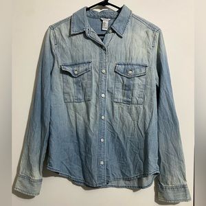 Forever 21 Women’s denim button up. Small. Like new.